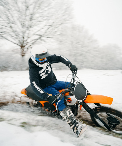 Yamaha TT500 New El Toro Orange im Schnee