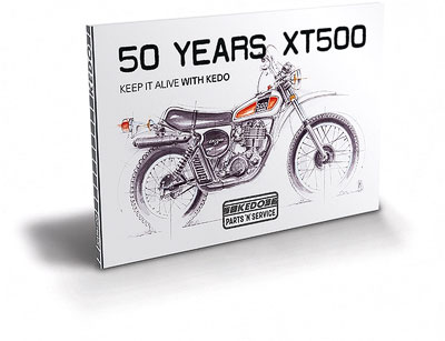 1976 bis 2026 – ein halbes Jahrhundert, ein halber Liter. Zum XT500-Jubiläum haben wir einen eigenen Katalog gemacht: 260 Seiten, gedruckt, als ePaper und als PDF.